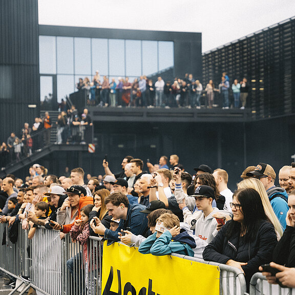 Besucher Innenhof Drift Show